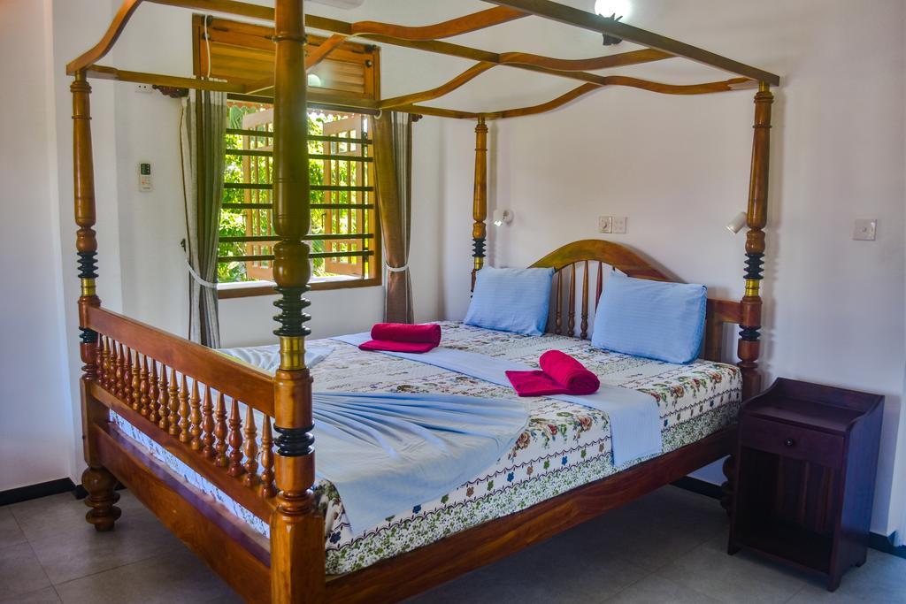 Ravi Villa Hikkaduwa Buitenkant foto